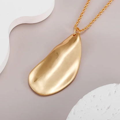 18K Gold Long Chain Leaf Pendant Necklace – Elegant Statement Jewelry for Parties