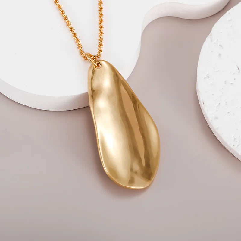 18K Gold Long Chain Leaf Pendant Necklace – Elegant Statement Jewelry for Parties