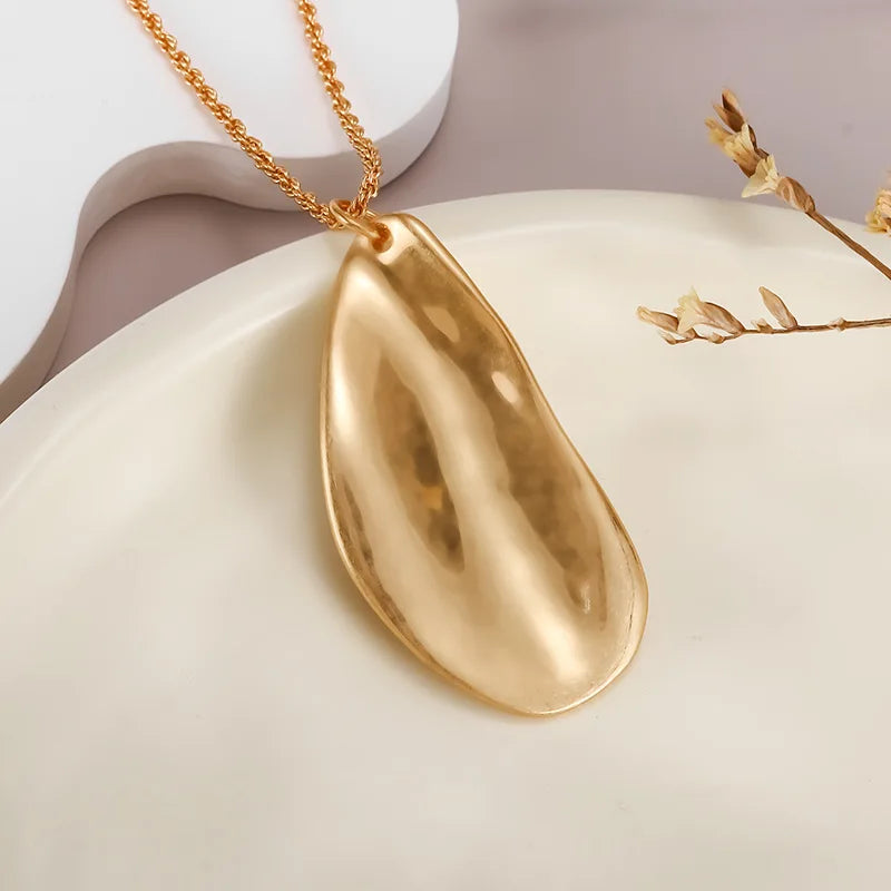 18K Gold Long Chain Leaf Pendant Necklace – Elegant Statement Jewelry for Parties