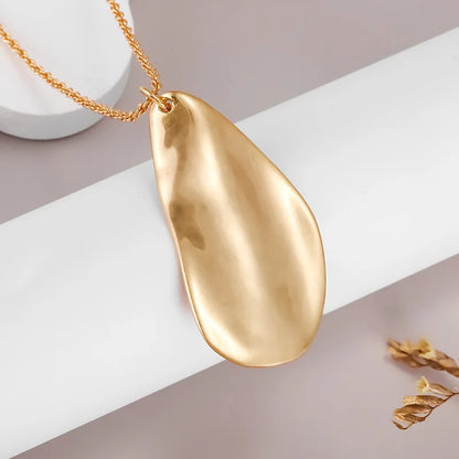 18K Gold Long Chain Leaf Pendant Necklace – Elegant Statement Jewelry for Parties